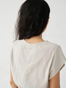 T-shirt a maglia a maniche corte da donna minimalista con dettaglio bottone posteriore.