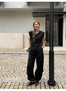 Mannequin portant un haut de gilet sans manches noir à double fermeture éclair dans un décor urbain