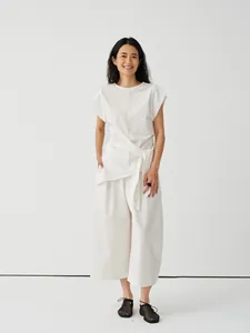 T-shirt in maglia bianca minimalista asimmetrica con laccio in vita per donna