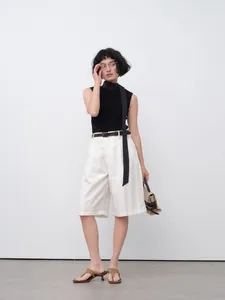 Short blanc minimaliste pour femmes pour un look chic et décontracté d'été en ville