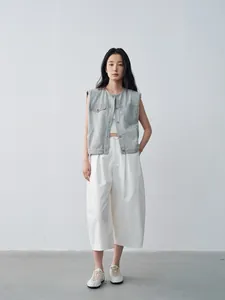 Stile minimalista chic con un gilet in denim grigio chiaro a girocollo per un outfit a strati