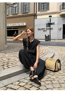 Haut de gilet sans manches à col rond décontracté dans un décor de rue urbain.