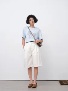 Short blanc minimaliste pour femme idéal pour un look d'été décontracté et chic au bureau