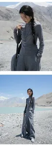 Foto al aire libre de un jersey de cuello alto gris de lana Tencel con pantalón