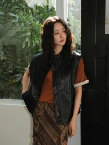 Schicke schwarze Kunstlederweste mit Stehkragen für Damen in modischem Streetwear-Stil