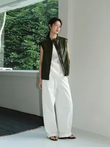 Elegante dunkelolivgrüne Lederweste für Damen im anspruchsvollen Old-Money-Stil