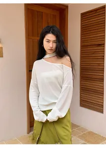 Κομψή λευκή πλεκτή μπλούζα με λαιμό halter και έξω τους ώμους για μοντέρνες γυναίκες