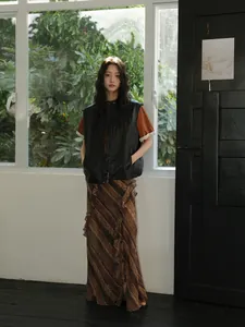 Eleganter schwarzer Kunstleder-Weste für Damen im Vintage-Old-Money-Stil für das Frühjahr.