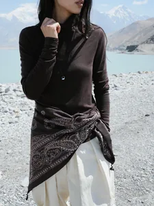 Camiseta de cuello alto para mujer en lana Tencel marrón, estilo exterior en un lago