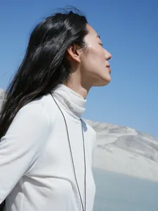Elegante camiseta básica de lana Tencel blanca con cuello alto y collar