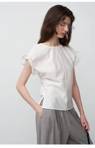 Stijlvolle grijze broek met wijde pijpen gecombineerd met een witte blouse met ruches