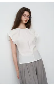 Gedetailleerd overzicht van grijze relaxte broek met wijde pijpen voor een casual look