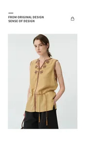 Vista completa che mostra una modella che indossa un gilet vintage in lino ricamato