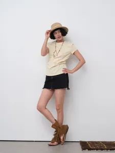 Minimalist cream slim-fit short-sleeve T-shirt for women in trendy Korean summer style