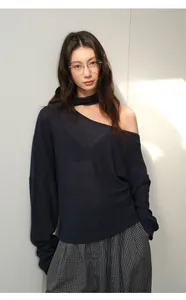 Λεπτομέρεια γυναικείου μπλε πουλόβερ με ασύμμετρο ώμο και λαιμόκοψη χάλτερ