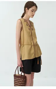 Gilet di lino vintage ricamato con scollo a V per donna mostrato in una vista completa in studio.