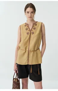 Gilet in lino con ricamo boho e scollo a V, dotato di cintura con nappine rifinita.