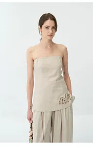 Vue détaillée d'un haut bustier en lin avec broderie florale et motifs ajourés.