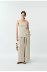 Haut bustier d'été en lin beige avec broderie coquillage et un pantalon large assorti