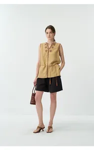 Vista completa del gilet di lino vintage ricamato con pantaloncini neri