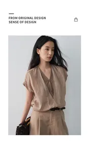Détail de la chemise en lin à col en V effet superposé dans une élégante finition beige