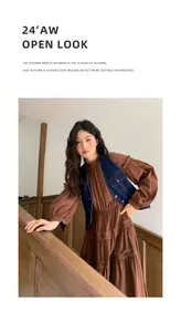 Dettaglio di un gilet in denim lavato retrò abbinato a un abito midi marrone a balze.