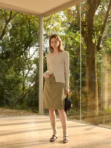 Elegante minimalistische beige gebreide cardigan met V-hals voor dames, voorjaarsmode
