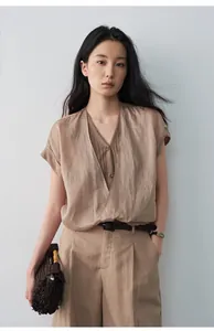 Vue détaillée d'une chemise rafraîchissante beige à col en V effet deux pièces pour femmes