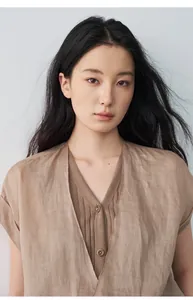Vue détaillée d'une chemise pour femme marron clair avec col en V et effet deux-en-un