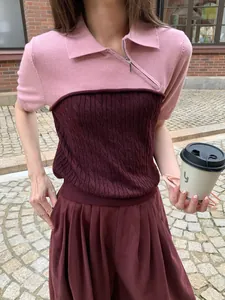 Detailansicht eines asymmetrischen Kurzarm-Strickoberteils im schicken Color-Block-Design