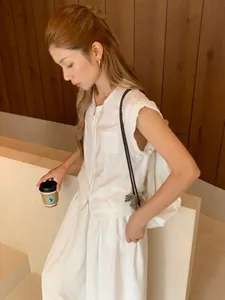 Gilet blanc sans manches à double fermeture éclair de style minimaliste et décontracté