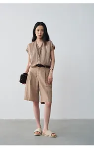 Mannequin asiatique en haut frais col en V posant dans un studio au style minimaliste