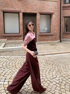 Ganzkörperaufnahme eines zweifarbigen Kurzarm-Strickoberteils für Damen im Streetstyle