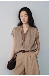Vue détaillée d'un haut rafraîchissant à col en V effet deux-en-un sur modèle