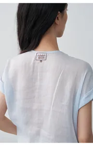 Vue arrière détaillée d'une chemise rafraîchissante bleu clair en lin avec étiquette