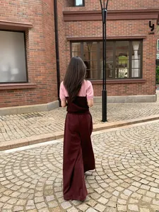 Rückansicht eines schicken zweifarbigen rosa und kastanienbraunen Strickoberteils für Damen