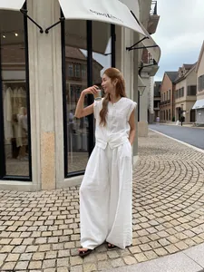 Gilet blanc minimaliste sans manches avec fermeture éclair et pantalon large assorti femme