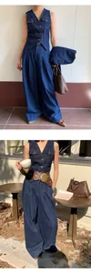 Set gilet in denim lavato vintage e pantaloni a gamba larga indossati da una modella all'aperto