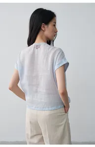 Vue détaillée du tissu en lin respirant et du détail du col arrière de la chemise