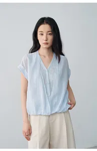 Élégante chemise rafraîchissante à col en V bleu clair avec design superposé chic
