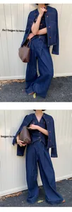 Gilet in denim lavaggio scuro retrò abbinato a pantaloni larghi e borsa intrecciata