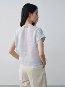 Élégant chemisier minimaliste en lin bleu clair à manches courtes avec détail au dos