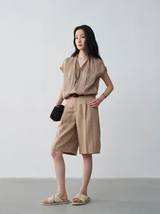 Chemise kaki col en V effet deux-pièces avec short portée par un mannequin asiatique