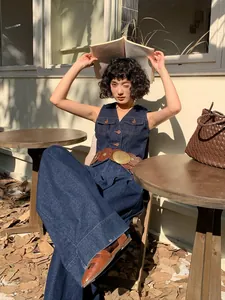 Completo gilet e pantaloni larghi in denim lavato retrò da donna in un ambiente esterno.