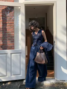 Completo gilet in denim blu scuro lavato e pantaloni larghi retrò per un look da strada