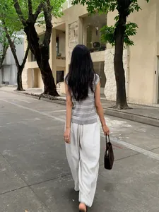 Γυναικείο casual πλεκτό τοπ με ρίγες, στρογγυλή λαιμόκοψη και κοντά μανίκια σε γκρι και λευκό