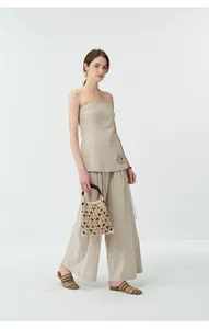 Haut bustier en lin beige élégant avec broderie latérale et pantalon large assorti