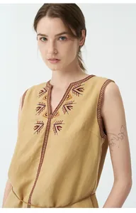 Vista dettagliata del gilet da donna in lino retrò con scollo a V e ricamo etnico