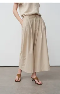 Beige damesbroek met wijde pijpen in cropped lengte getoond op een model voor casual look
