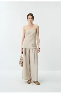 Vue de face du haut bustier en lin d'été avec broderie ajourée et pantalon large